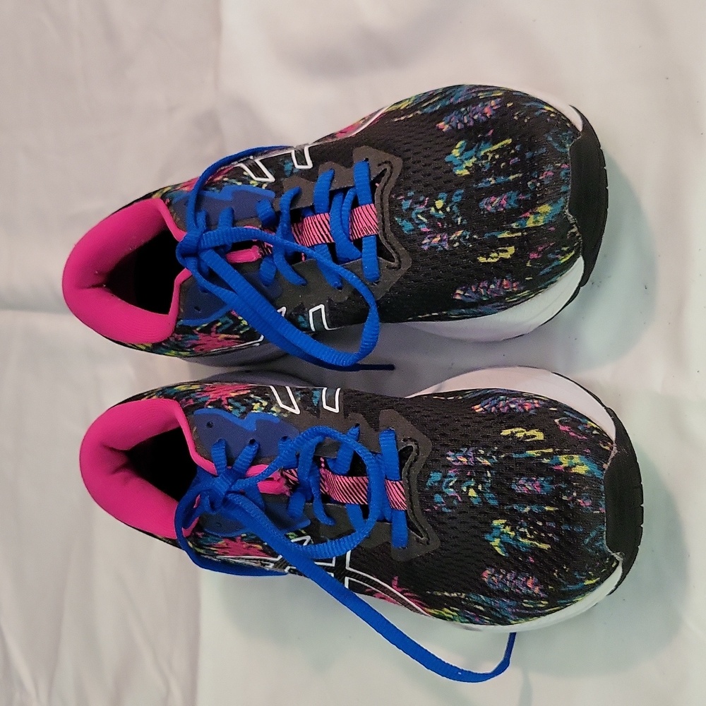 Ladies- Asicis GT 1000 FlyteFoam sneakers  sz 8